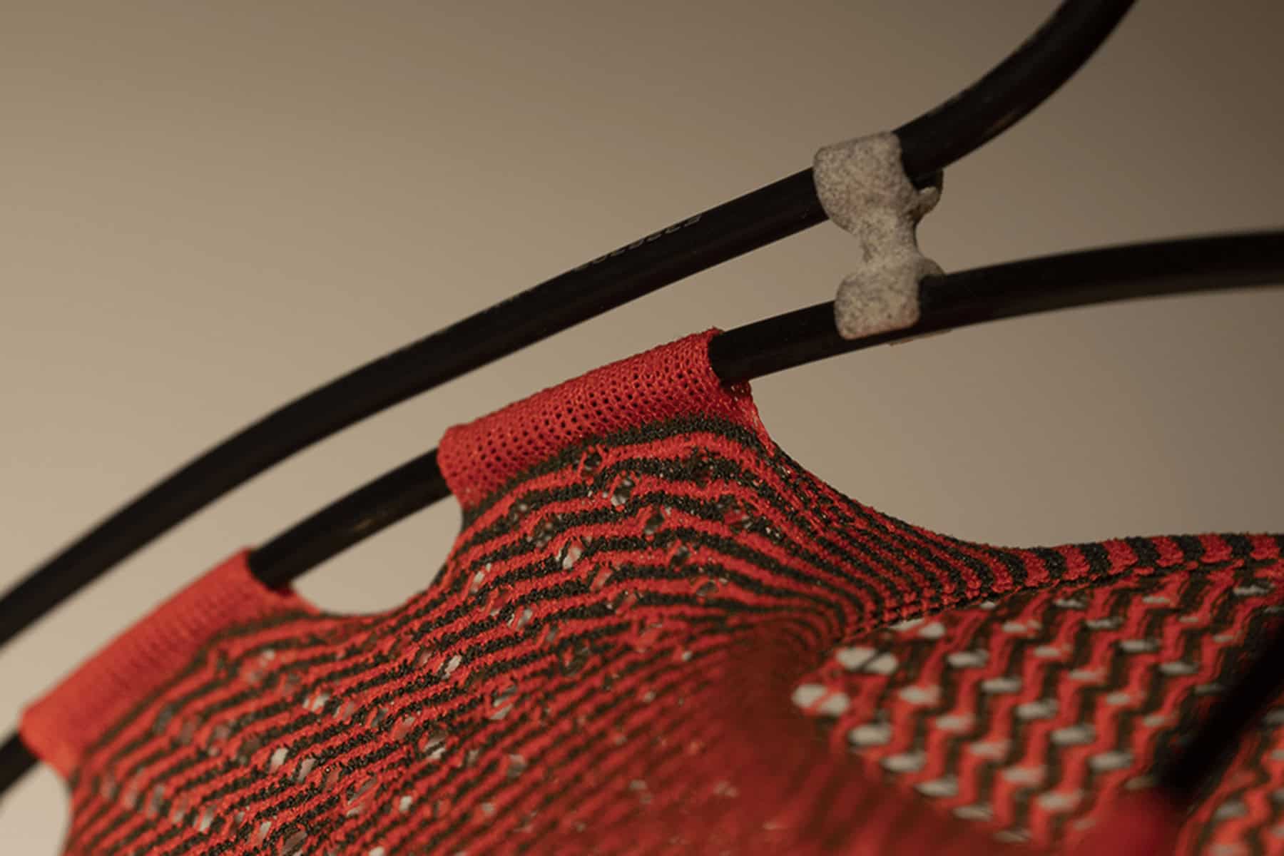 Detail tunnels in textile and beak joining foto_Michaela Dolezalova.png